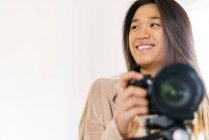 Cheveux longs femme chinoise avec caméra professionnelle — Photo de stock
