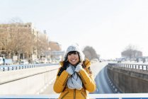 Turista mujer asiática en calle europea. Concepto de turismo . - foto de stock