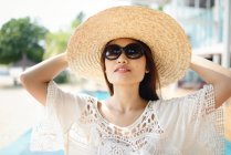 Retrato de hermosa joven asiática mujer en paja sombrero - foto de stock