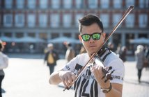 Joven asiático músico macho con violín - foto de stock