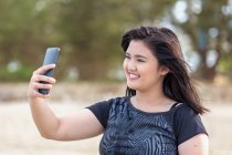 Teen with a hand phone taking selfie. — Stock Photo