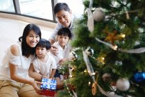 Famiglia asiatica che celebra le vacanze di Natale — Foto stock