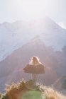 Молодий hipster жінки сходження вгору полонини Кук, Національний парк в Новій Зеландії — стокове фото