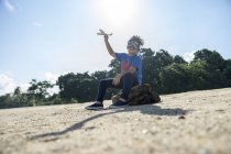 Superhelden-Kind spielt mit einem Spielzeugflugzeug — Stockfoto