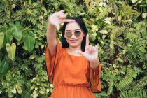 Mulher asiática vestindo blusa laranja — Fotografia de Stock