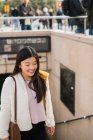 Молода Китайська жінка, що будуть виходити з метро Барселона, збирається на вулицях Каталонії — стокове фото