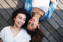 Giovani belle donne asiatiche sdraiate sul pavimento — Foto stock