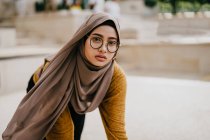Молодая азиатская мусульманка в хиджабе — стоковое фото