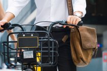 Exitoso joven hombre de negocios caminando con bicicleta, recortado - foto de stock