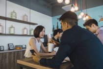 Jóvenes asiático negocios personas en reunión en moderno oficina - foto de stock