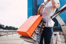 Immagine ritagliata della donna con borse della spesa — Foto stock