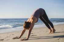 Junge schöne Frau praktiziert Yoga im Freien — Stockfoto