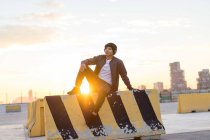 Jovem asiático milenar homem apreciando o pôr do sol — Fotografia de Stock