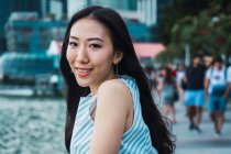 Retrato de sonriente joven asiático mujer - foto de stock