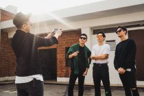 Legal jovem asiático rock banda tendo foto — Fotografia de Stock