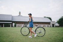 Giovane donna che si rilassa con la sua bicicletta in Giappone — Foto stock