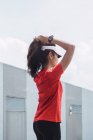 Молода азіатська спортивна жінка торкається волосся — стокове фото
