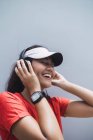 Junge asiatische sportliche Frau mit Kopfhörern — Stockfoto