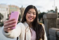 Joven mujer china tomando selfie - foto de stock