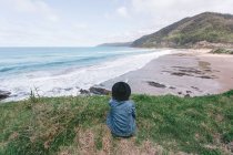 Jeune homme ayant une aventure en Australie — Photo de stock