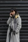 Jeune attrayant casual asiatique femme en utilisant smartphone — Photo de stock