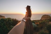Vue arrière de la femme tenant les bras avec l'homme lors d'un voyage en Australie — Photo de stock