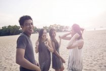 Attraktive junge asiatische Freunde haben Spaß am Strand — Stockfoto