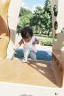 Мила маленька азіатська дівчинка грає на дитячому майданчику — стокове фото