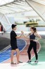 Heureux asiatique sportif couple faire un deal sur stade — Photo de stock
