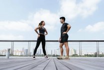 Азиатская пара, стоящая на улице во время тренировки — стоковое фото
