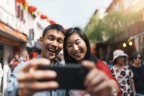 Asiatisch chinesisch pärchen taking selfie bei chinatown — Stockfoto