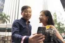 Счастливая молодая азиатская пара делает селфи вместе — стоковое фото