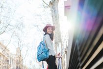 Junge asiatische Frau mit Tasche auf Reisen — Stockfoto