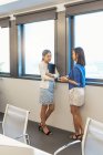 Giovani donne asiatiche attraenti che lavorano in ufficio — Foto stock