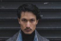 Portrait de jeune attrayant casual asiatique homme — Photo de stock