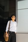 Молодий дорослий бізнесмен стоїть на відкритому повітрі — стокове фото