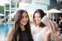 Junge attraktive asiatische Frauen machen Selfie — Stockfoto