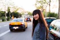 Молодий Євразійського жінка чекає таксі на вулиці Барселона — стокове фото