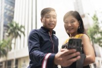 Feliz jovem asiático casal tomando selfie — Fotografia de Stock