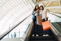 Junge schöne asiatische Frauen zusammen in Einkaufszentrum — Stockfoto