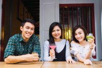 Ritratto di giovani amici asiatici in confortevole bar — Foto stock