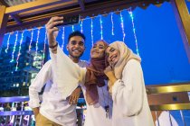 Молода група мусульманських друзів бере селфі — стокове фото