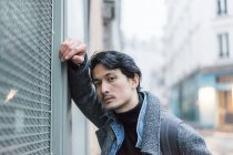 Giovane attraente casual asiatico uomo posa su città strada — Foto stock