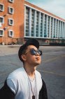 Retrato de fresco jovem asiático homem em óculos de sol — Fotografia de Stock