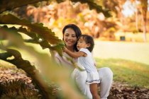 Lindo asiático madre y hija tener divertido en parque - foto de stock