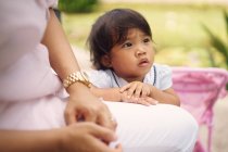 Carino asiatico madre e figlia a parco, primo piano — Foto stock
