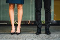 Обрезанный имидж ног бизнесменов — стоковое фото