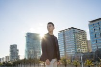 Jovem asiático homem posando em cidade rua — Fotografia de Stock