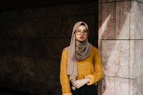 Молода азіатська мусульманка в хіджабі — стокове фото