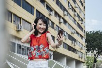 Asiatische Touristin macht Selfie gegen Gebäude — Stockfoto